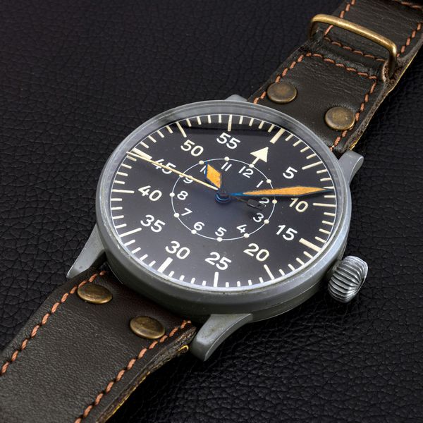 Stowa : Orologio fuori misura Flieger B-Uhr della seconda guerra mondiale in acciaio con trattamento grigio antiriflesso, carica manuale e quadrante nero opaco con numeri e sfere luminescenti  - Asta Orologi da Polso e da Tasca - Associazione Nazionale - Case d'Asta italiane