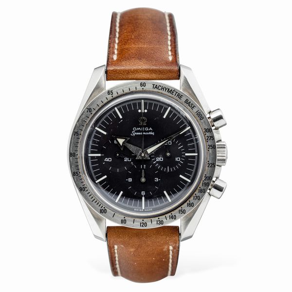 OMEGA : Accattivante ed elegante Speedmaster Broad Arrow, cronografo tre contatori in acciaio con scala tachimetrica, quadrante nero, cinturino in pelle, chiusura deployante, accompagnato da scatola e garanzia  - Asta Orologi da Polso e da Tasca - Associazione Nazionale - Case d'Asta italiane