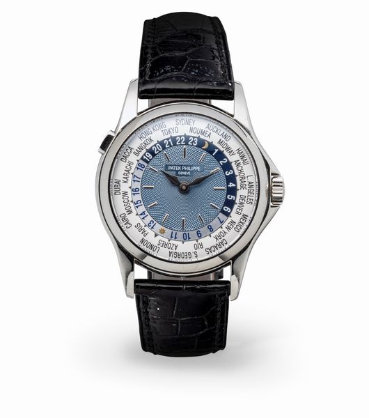 PATEK PHILIPPE : Raffinato ed attraente Worldtime ref 5110P in platino 950, quadrante azzurro con lavorazione circolare Guilloch, disco con 24 fusi orari girevole azionato da pulsante a pressione ad ore 10 accompagnato da Estratto d'Archivio  - Asta Orologi da Polso e da Tasca - Associazione Nazionale - Case d'Asta italiane