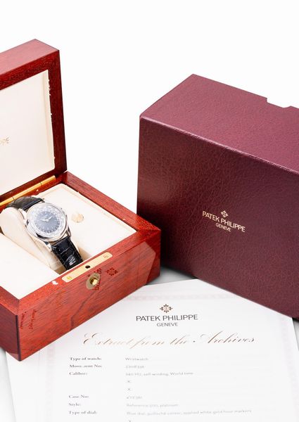 PATEK PHILIPPE : Raffinato ed attraente Worldtime ref 5110P in platino 950, quadrante azzurro con lavorazione circolare Guilloch, disco con 24 fusi orari girevole azionato da pulsante a pressione ad ore 10 accompagnato da Estratto d'Archivio  - Asta Orologi da Polso e da Tasca - Associazione Nazionale - Case d'Asta italiane