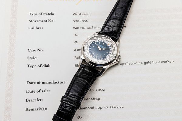 PATEK PHILIPPE : Raffinato ed attraente Worldtime ref 5110P in platino 950, quadrante azzurro con lavorazione circolare Guilloch, disco con 24 fusi orari girevole azionato da pulsante a pressione ad ore 10 accompagnato da Estratto d'Archivio  - Asta Orologi da Polso e da Tasca - Associazione Nazionale - Case d'Asta italiane