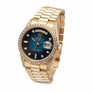 ROLEX : Affascinante e prezioso Day Date President in oro giallo 18k con diamanti finemente incastonati su anse e ghiera quadrante blu degrad virato con indici brillanti e baguette  - Asta Orologi da Polso e da Tasca - Associazione Nazionale - Case d'Asta italiane