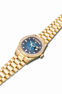 ROLEX : Affascinante e prezioso Day Date President in oro giallo 18k con diamanti finemente incastonati su anse e ghiera quadrante blu degrad virato con indici brillanti e baguette  - Asta Orologi da Polso e da Tasca - Associazione Nazionale - Case d'Asta italiane