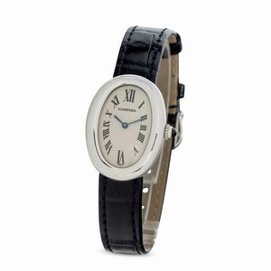 CARTIER : Elegante Bagnoire in oro bianco 18k di forma ellittica e curva con numeri Romani esplosi su quadrante Argent, cinturino in pelle e caboucon su corona di carica  - Asta Orologi da Polso e da Tasca - Associazione Nazionale - Case d'Asta italiane