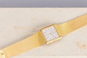 PATEK PHILIPPE : Essenziale ed elegante Carr Extraflat ref 3494 in oro giallo 18k, firmato Gobbi, carica manuale con indici applicati e bracciale integrato  - Asta Orologi da Polso e da Tasca - Associazione Nazionale - Case d'Asta italiane