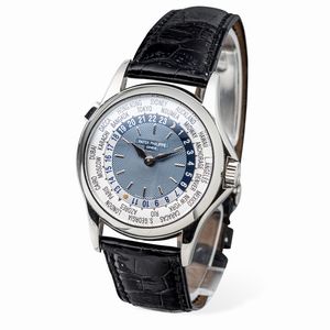 PATEK PHILIPPE : Raffinato ed attraente Worldtime ref 5110P in platino 950, quadrante azzurro con lavorazione circolare Guilloch, disco con 24 fusi orari girevole azionato da pulsante a pressione ad ore 10 accompagnato da Estratto d'Archivio  - Asta Orologi da Polso e da Tasca - Associazione Nazionale - Case d'Asta italiane