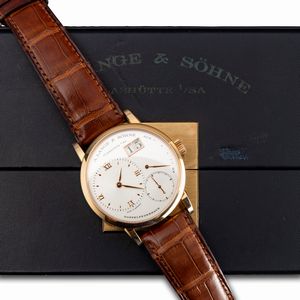 A. LANGE & SÖHNE : Classico ed elegante Little Lange 1 in oro rosa 18k, carica manuale con datario e grande riserva di carica, quadrante dei secondi ad ore 5, fondo a vista completo di scatola e garanzia  - Asta Orologi da Polso e da Tasca - Associazione Nazionale - Case d'Asta italiane