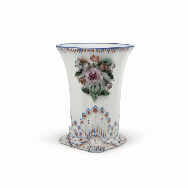 Piccolo vaso<BR>Kiev - Volokitino (Ucraina), Manifattura Miklashevsky, 1838-1861  - Asta Maioliche e Porcellane - Associazione Nazionale - Case d'Asta italiane