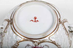 Rara tazza da puerpera con sottopiatto<BR>Venezia, Manifattura Cozzi, verso la fine del XVIII secolo<BR>  - Asta Maioliche e Porcellane - Associazione Nazionale - Case d'Asta italiane