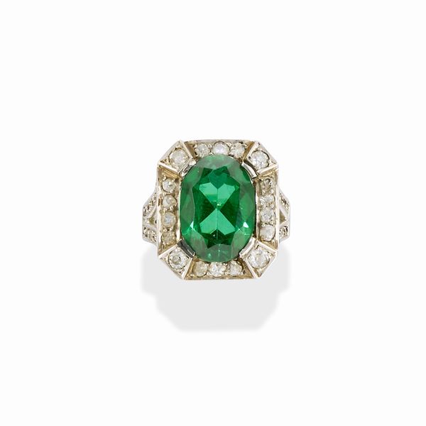 Anello con pietra verde  - Asta Gioielli / Summer - Associazione Nazionale - Case d'Asta italiane