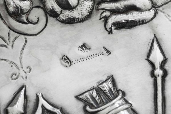 Piatto da parata. Manifattura europea (Spagna?), XVIII secolo  - Asta Argenti da collezione | Antichi - Associazione Nazionale - Case d'Asta italiane