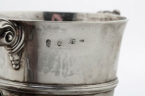 Coppia di coppe biansate. Dublino, probabile ultimo quarto del XVIII secolo. Corpo a vaso con anse sagomate e crest inciso.  - Asta Argenti da collezione | Antichi - Associazione Nazionale - Case d'Asta italiane