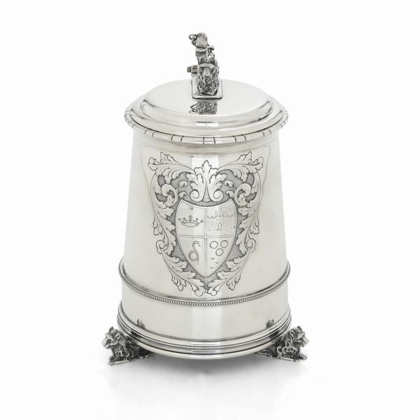 Tankard. Marchi di fantasia ad imitazione dell'argenteria antica. Manifattura europea (Hanau?), XIX-XX secolo  - Asta Argenti da collezione | Antichi - Associazione Nazionale - Case d'Asta italiane