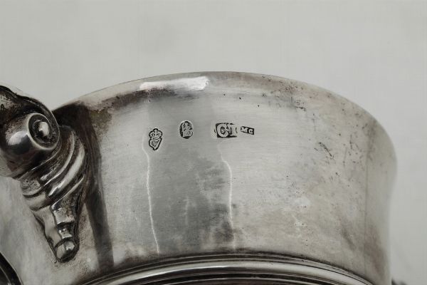 Coppia di coppe biansate. Dublino, probabile ultimo quarto del XVIII secolo. Corpo a vaso con anse sagomate e crest inciso.  - Asta Argenti da Collezione | XX secolo - Associazione Nazionale - Case d'Asta italiane