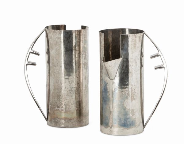 Due caraffe. Designer Carlo Scarpa per Cleto Munari. Produttore Rossi e Arcandi, Vicenza.<BR>Italia 1978 circa  - Asta Argenti da Collezione | XX secolo - Associazione Nazionale - Case d'Asta italiane