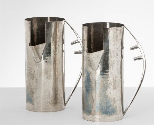 Due caraffe. Designer Carlo Scarpa per Cleto Munari. Produttore Rossi e Arcandi, Vicenza.<BR>Italia 1978 circa  - Asta Argenti da Collezione | XX secolo - Associazione Nazionale - Case d'Asta italiane