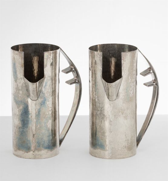 Due caraffe. Designer Carlo Scarpa per Cleto Munari. Produttore Rossi e Arcandi, Vicenza.<BR>Italia 1978 circa  - Asta Argenti da Collezione | XX secolo - Associazione Nazionale - Case d'Asta italiane