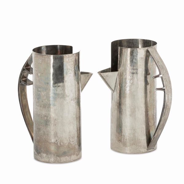 Due caraffe. Designer Carlo Scarpa per Cleto Munari. Produttore Rossi e Arcandi, Vicenza.<BR>Italia 1978 circa  - Asta Argenti da Collezione | XX secolo - Associazione Nazionale - Case d'Asta italiane