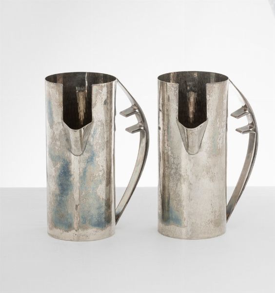 Due caraffe. Designer Carlo Scarpa per Cleto Munari. Produttore Rossi e Arcandi, Vicenza.<BR>Italia 1978 circa  - Asta Argenti da Collezione | XX secolo - Associazione Nazionale - Case d'Asta italiane