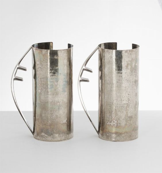 Due caraffe. Designer Carlo Scarpa per Cleto Munari. Produttore Rossi e Arcandi, Vicenza.<BR>Italia 1978 circa  - Asta Argenti da Collezione | XX secolo - Associazione Nazionale - Case d'Asta italiane