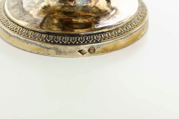 Tazza con prsentoir. Argento primo titolo fuso, sbalzato, cesellato e dorato. Parigi 1819-1838, argentiere NM inframezzato da ancora e stelle (non identificato)  - Asta Argenti da Collezione | XX secolo - Associazione Nazionale - Case d'Asta italiane