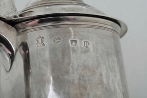 Tankard. Argento fuso e sbalzato. Londra 1725. Argentiere WA con coppa biansata (non identificato)  - Asta Argenti da Collezione | XX secolo - Associazione Nazionale - Case d'Asta italiane