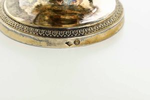 Tazza con prsentoir. Argento primo titolo fuso, sbalzato, cesellato e dorato. Parigi 1819-1838, argentiere NM inframezzato da ancora e stelle (non identificato)  - Asta Argenti da Collezione | XX secolo - Associazione Nazionale - Case d'Asta italiane