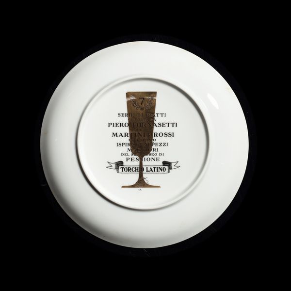 FORNASETTI PIERO (1913 - 1988) : Piatto Grande Torchio Vinario Latino  - Asta Asta 410 | DESIGN E ARTI DECORATIVE DEL NOVECENTO - CERAMICHE Online - Associazione Nazionale - Case d'Asta italiane