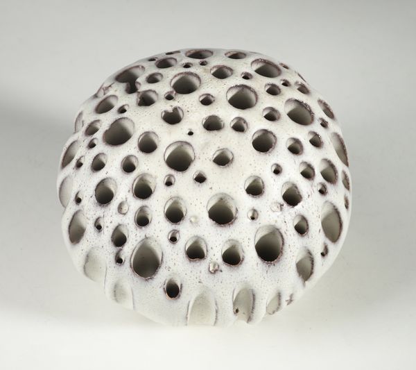 TASCA ALESSIO (1929 - 2020) : Sfera estrusa oblunga  - Asta Asta 410 | DESIGN E ARTI DECORATIVE DEL NOVECENTO - CERAMICHE Online - Associazione Nazionale - Case d'Asta italiane