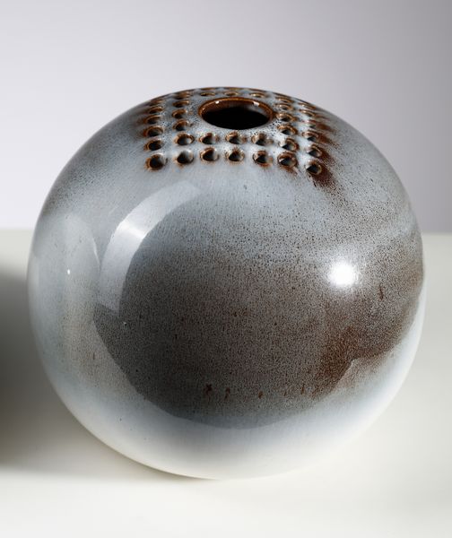 BUCCI FRANCO  (1933 - 2002) : Coppia di vasi a sfera per Laboratorio Pesaro  - Asta Asta 410 | DESIGN E ARTI DECORATIVE DEL NOVECENTO - CERAMICHE Online - Associazione Nazionale - Case d'Asta italiane