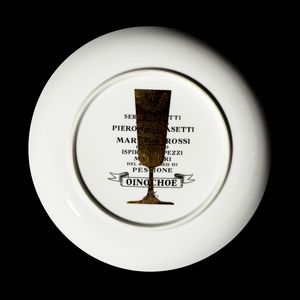 FORNASETTI PIERO (1913 - 1988) : Piatto Oinoche  - Asta Asta 410 | DESIGN E ARTI DECORATIVE DEL NOVECENTO - CERAMICHE Online - Associazione Nazionale - Case d'Asta italiane