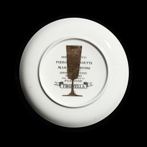 FORNASETTI PIERO (1913 - 1988) : Piatto Trozzella leccese  - Asta Asta 410 | DESIGN E ARTI DECORATIVE DEL NOVECENTO - CERAMICHE Online - Associazione Nazionale - Case d'Asta italiane