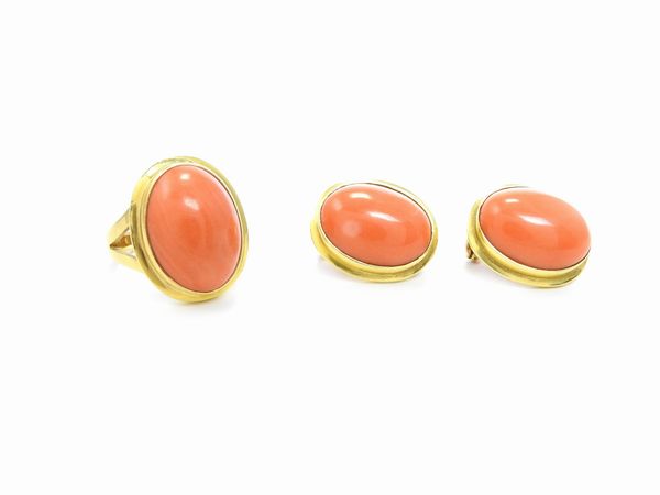 Demi parure anello e orecchini in oro giallo con corallo rosa arancio  - Asta Gioielli e Orologi - Associazione Nazionale - Case d'Asta italiane