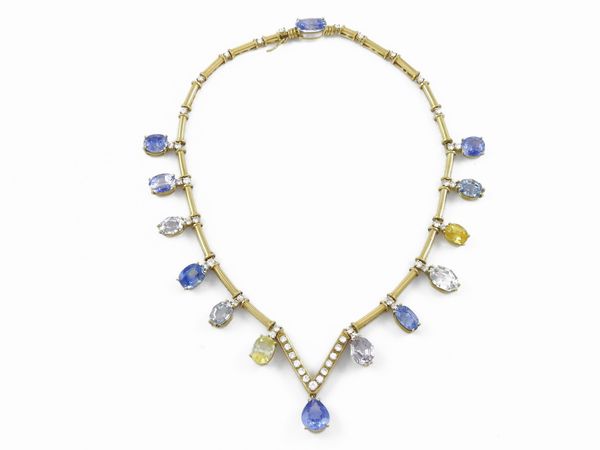 Collana in oro giallo con diamanti, zaffiri e corindoni multicolore  - Asta Gioielli e Orologi - Associazione Nazionale - Case d'Asta italiane