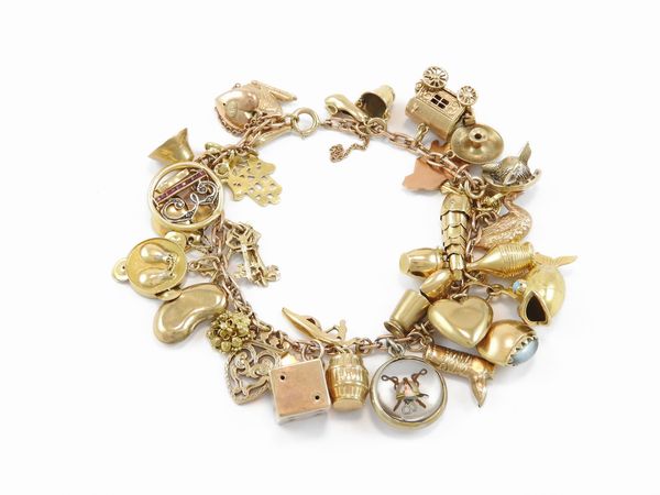 Bracciale charms in oro rosa e giallo prevalentemente 375/1000  - Asta Gioielli e Orologi - Associazione Nazionale - Case d'Asta italiane