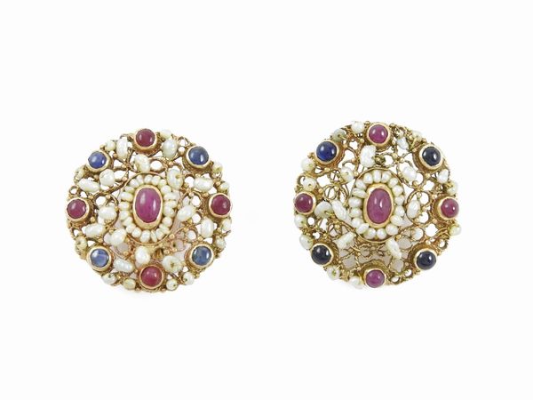 Orecchini in oro rosa 500/1000 con rubini, zaffiri e perle  - Asta Gioielli e Orologi - Associazione Nazionale - Case d'Asta italiane