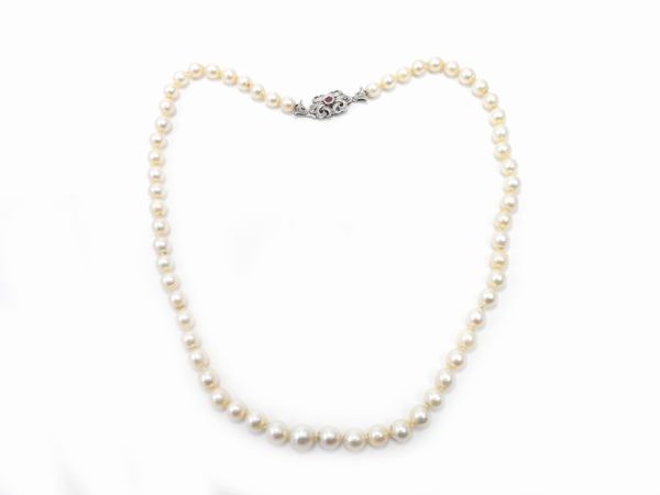 Filo scalare di perle coltivate con fermezza in oro bianco e rubino  - Asta Gioielli e Orologi - Associazione Nazionale - Case d'Asta italiane