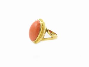 Demi parure anello e orecchini in oro giallo con corallo rosa arancio  - Asta Gioielli e Orologi - Associazione Nazionale - Case d'Asta italiane