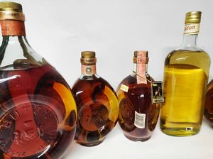 Vecchia Romagna Etichetta Bianca, Brandy  - Asta Whisky & Co. - Associazione Nazionale - Case d'Asta italiane