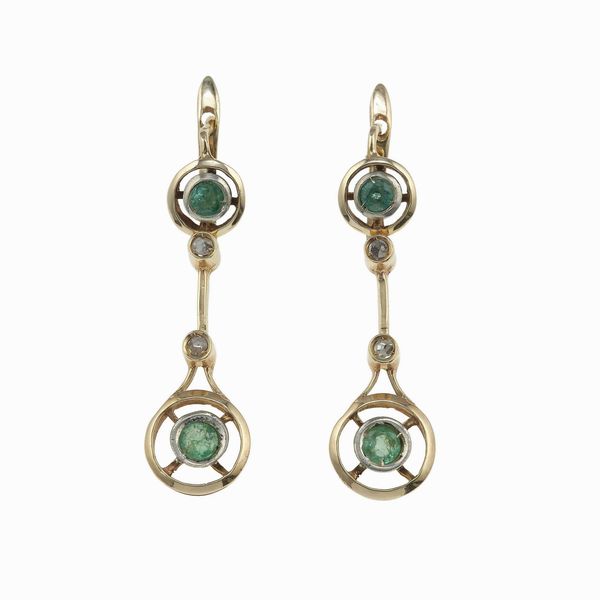 Orecchini con rosette di diamanti e piccoli smeraldi  - Asta Gioielli - Associazione Nazionale - Case d'Asta italiane