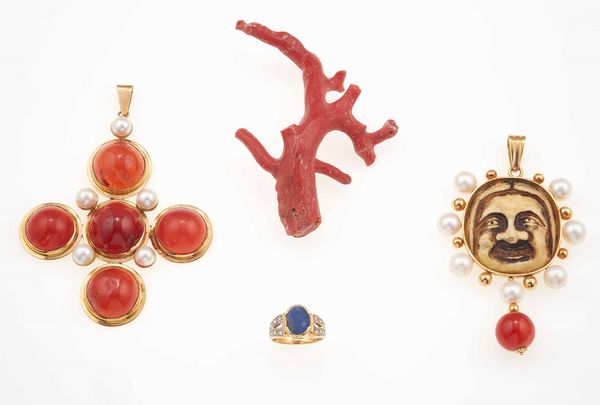 Lotto composto da due pendenti, un anello ed un rametto di corallo  - Asta Gioielli - Associazione Nazionale - Case d'Asta italiane