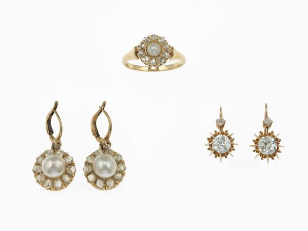 Lotto costituito da un anello e due paia di orecchini in perle e diamanti  - Asta Gioielli - Associazione Nazionale - Case d'Asta italiane
