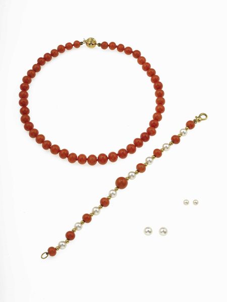 Lotto costituito da una collana in corallo, un bracciale in corallo e perle e due paia di orecchini di perle  - Asta Gioielli - Associazione Nazionale - Case d'Asta italiane