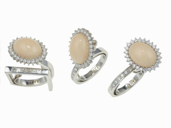 Tre anelli con coralli rosa e diamanti  - Asta Gioielli - Associazione Nazionale - Case d'Asta italiane