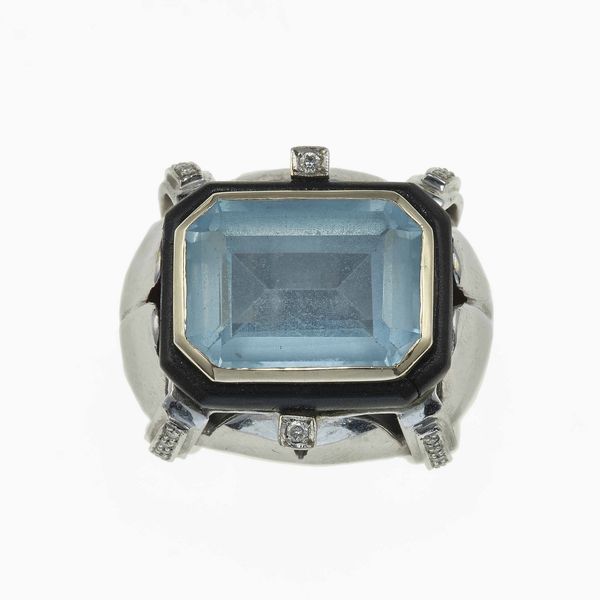 Anello con topazio azzurro, smalto e piccoli diamanti  - Asta Gioielli - Associazione Nazionale - Case d'Asta italiane