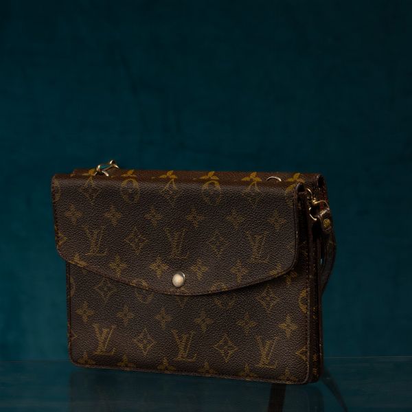 Louis Vuitton lotto di due Pochette, una borsa tracolla double face, 24 x 16 cm, segni di usura, una pochette/bustina con cerniera,17 x 13,5 cm segni di usura  - Asta Luxury Vintage e Penne da Collezione - Associazione Nazionale - Case d'Asta italiane