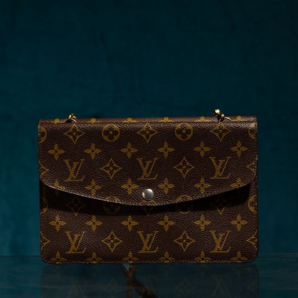 Louis Vuitton lotto di due Pochette, una borsa tracolla double face, 24 x 16 cm, segni di usura, una pochette/bustina con cerniera,17 x 13,5 cm segni di usura  - Asta Luxury Vintage e Penne da Collezione - Associazione Nazionale - Case d'Asta italiane