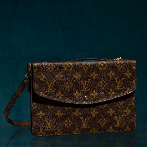 Louis Vuitton lotto di due Pochette, una borsa tracolla double face, 24 x 16 cm, segni di usura, una pochette/bustina con cerniera,17 x 13,5 cm segni di usura  - Asta Luxury Vintage e Penne da Collezione - Associazione Nazionale - Case d'Asta italiane