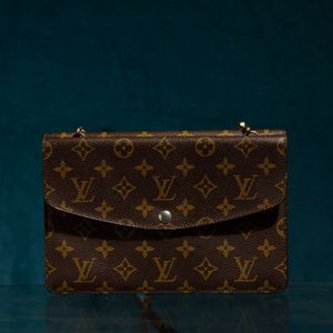 Louis Vuitton lotto di due Pochette, una borsa tracolla double face, 24 x 16 cm, segni di usura, una pochette/bustina con cerniera,17 x 13,5 cm segni di usura  - Asta Luxury Vintage e Penne da Collezione - Associazione Nazionale - Case d'Asta italiane