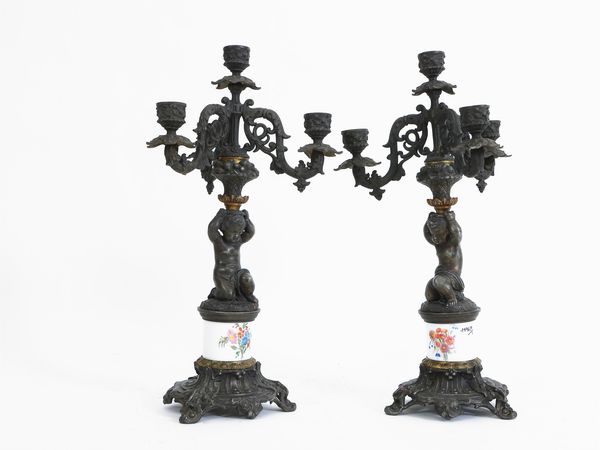 Coppia di candelabri in metallo brunito e porcellana  - Asta Una casa al Ponte Vecchio - Associazione Nazionale - Case d'Asta italiane